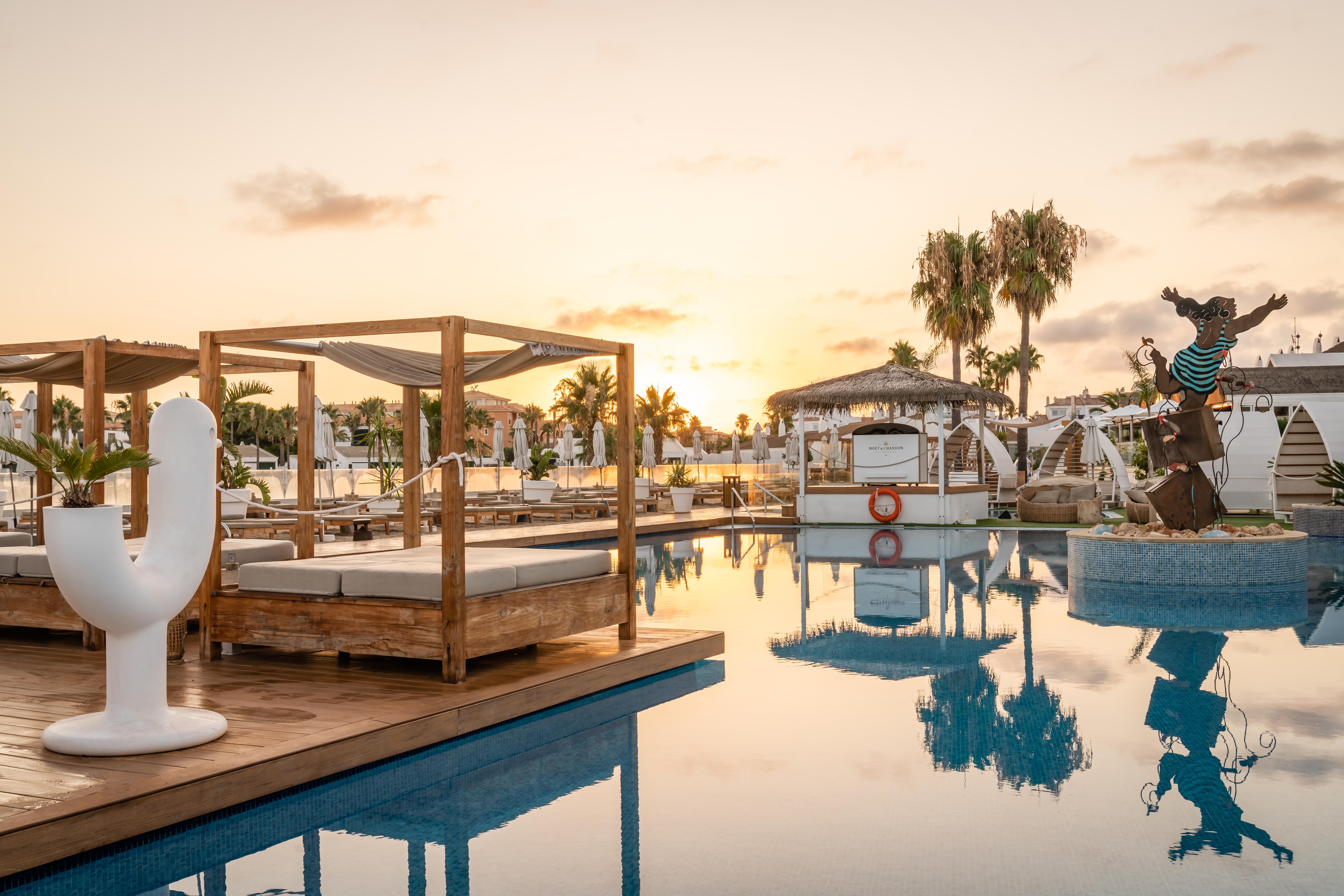 Lago Resort Menorca - Casas Del Lago Adults Only Cala en Bosch Esterno foto Sunset at the beach club