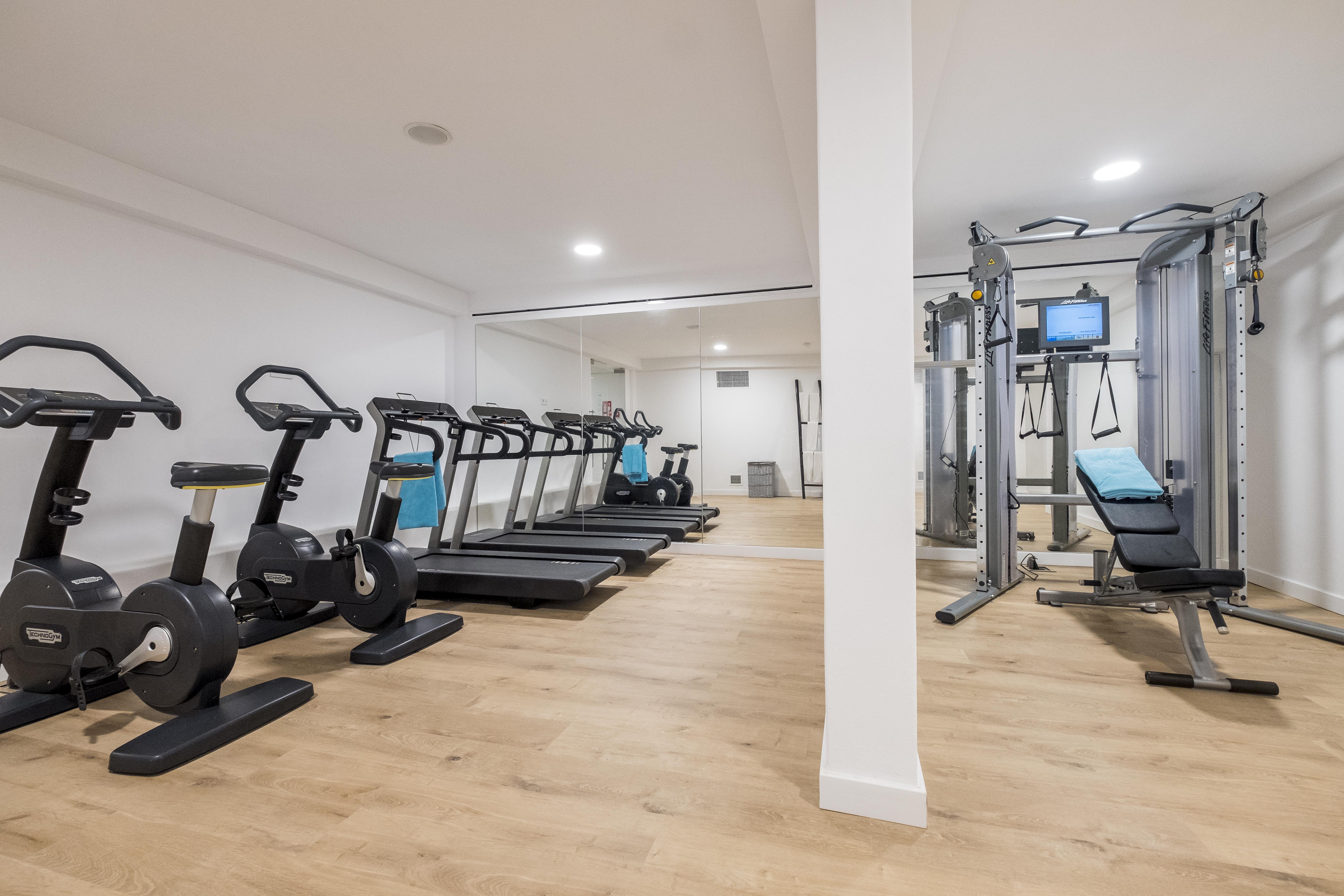 Lago Resort Menorca - Casas Del Lago Adults Only Cala en Bosch Esterno foto The gym at the London Bridge Campus