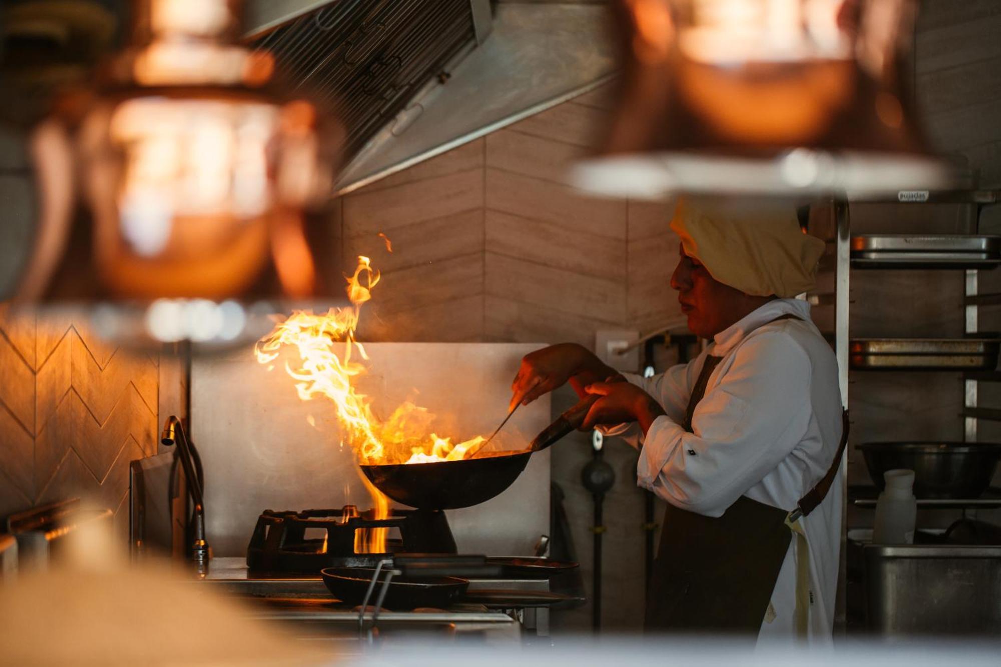 Lago Resort Menorca - Casas Del Lago Adults Only Cala en Bosch Esterno foto A chef cooking with a wok