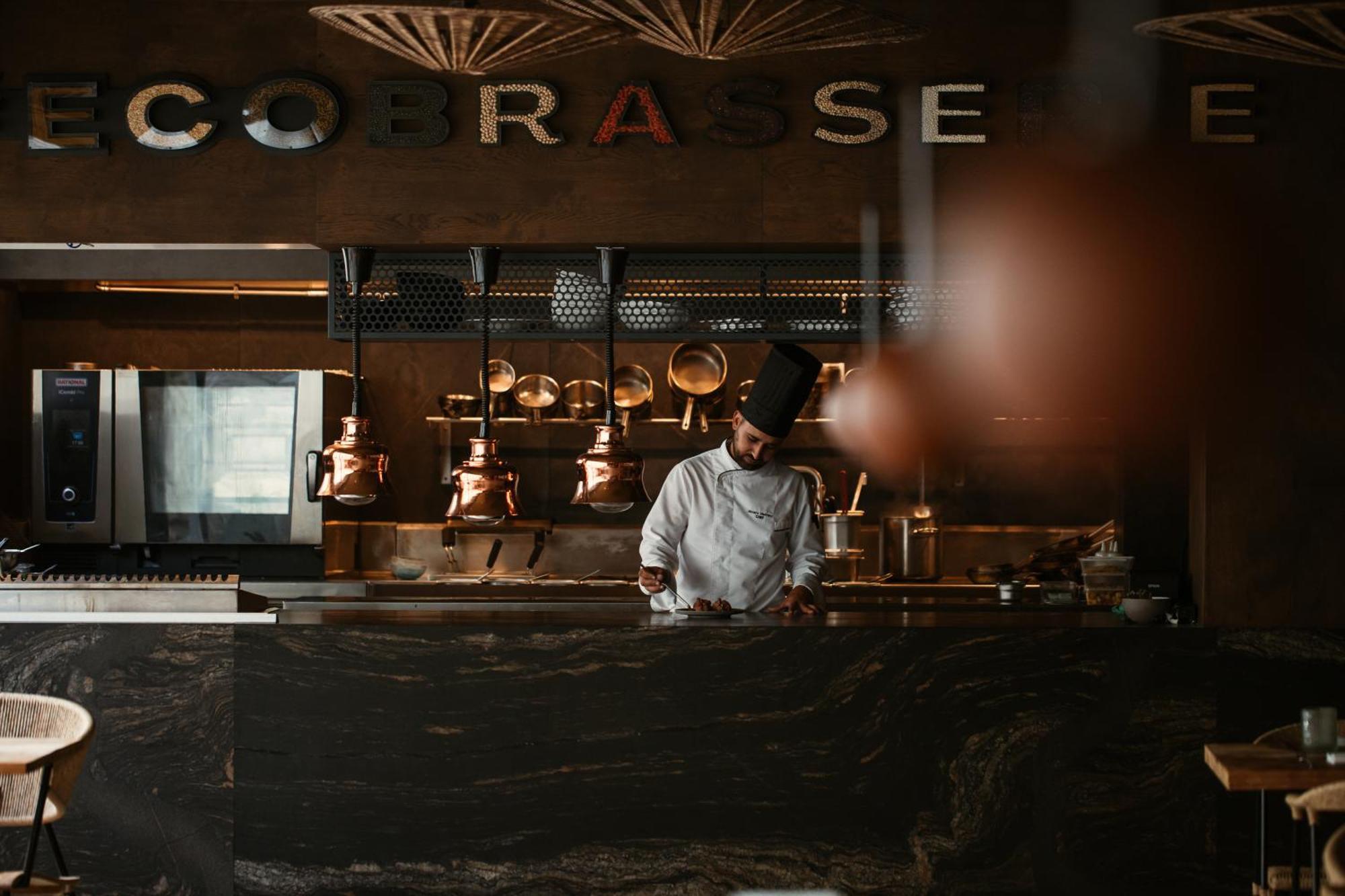 Lago Resort Menorca - Casas Del Lago Adults Only Cala en Bosch Esterno foto A chef at work