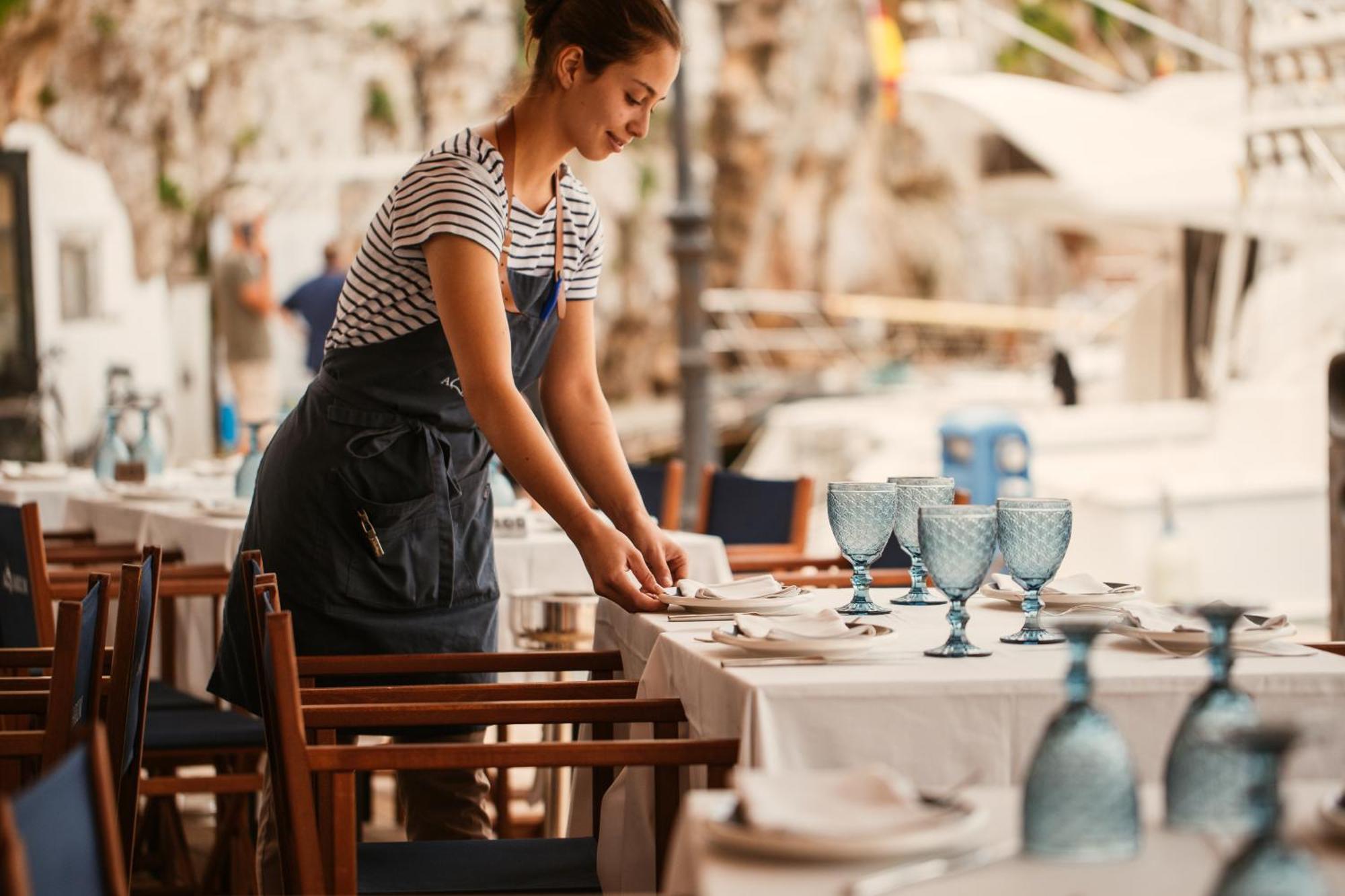 Lago Resort Menorca - Casas Del Lago Adults Only Cala en Bosch Esterno foto A waitress sets a table at a restaurant