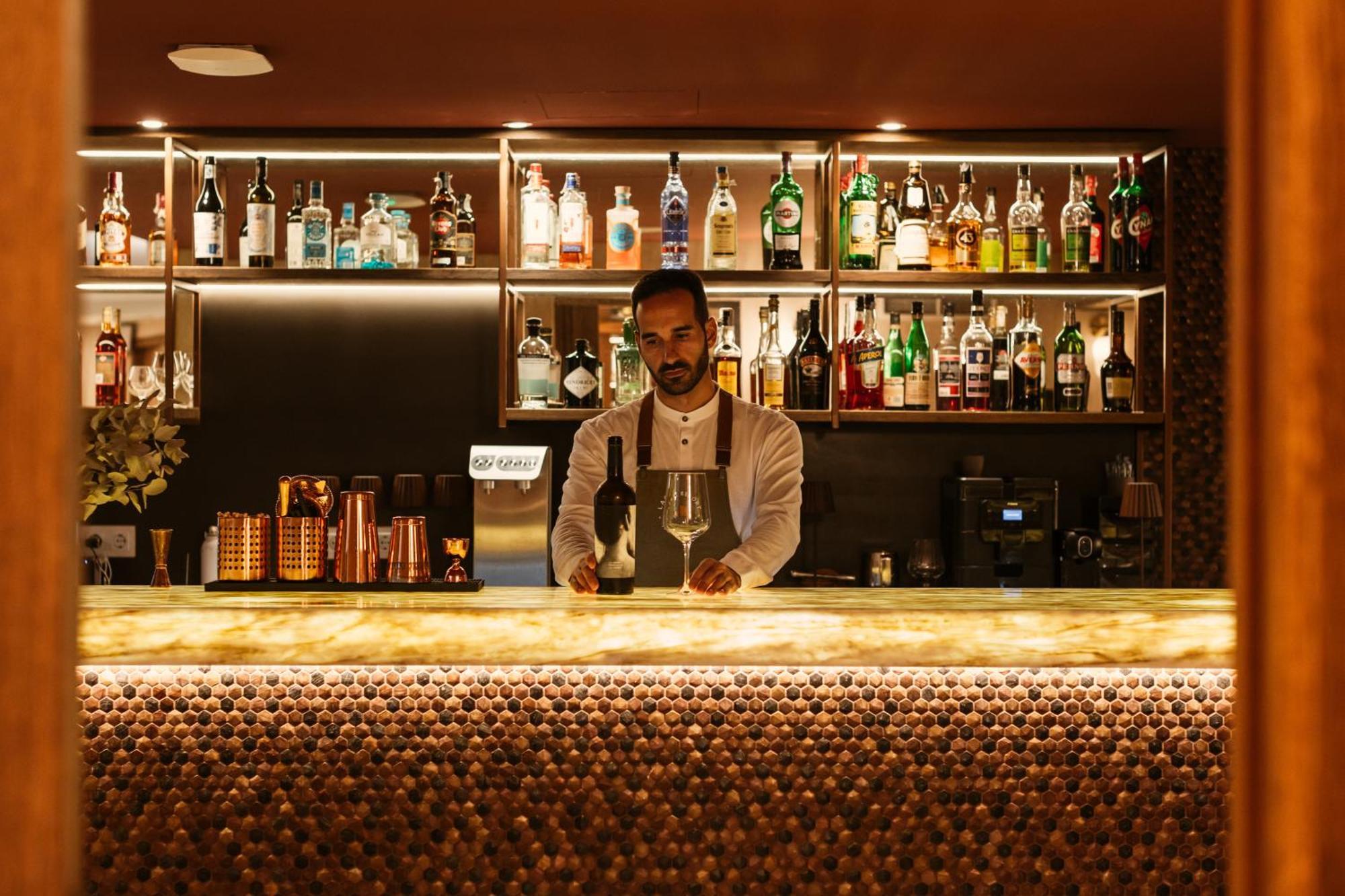 Lago Resort Menorca - Casas Del Lago Adults Only Cala en Bosch Esterno foto A bartender at work