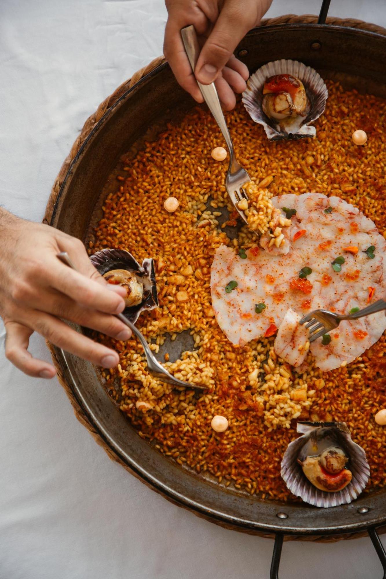 Lago Resort Menorca - Casas Del Lago Adults Only Cala en Bosch Esterno foto Preparation of paella