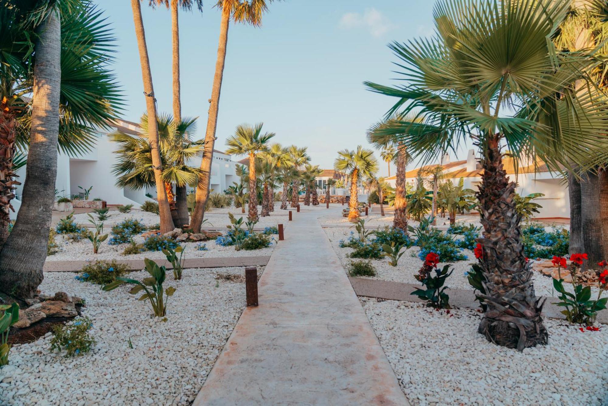 Lago Resort Menorca - Casas Del Lago Adults Only Cala en Bosch Esterno foto The resort's main walkway